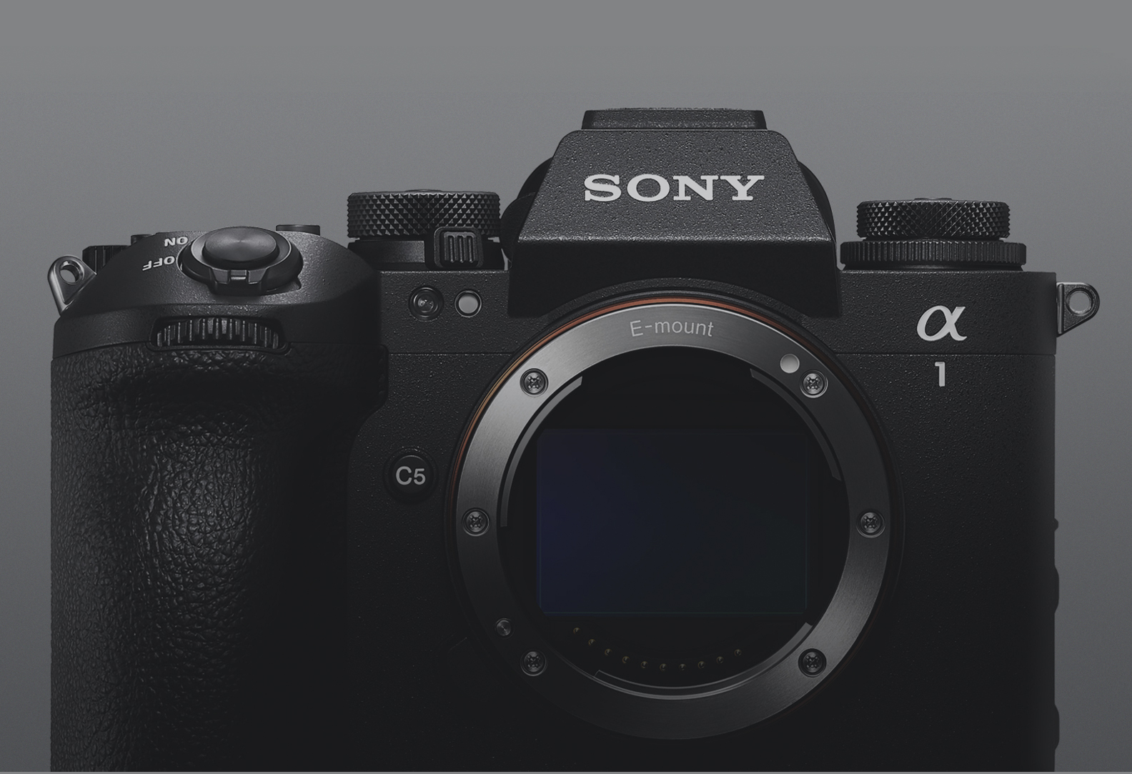 Máy ảnh Sony Alpha 1 nhìn từ phía trước trên nền màu xám