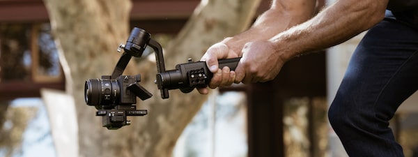 Hình ảnh người đàn ông quay video bằng máy ảnh trên gimbal