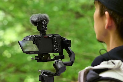 Hình ảnh sản phẩm thể hiện máy ảnh được gắn trên gimbal