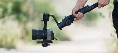 Hình ảnh sử dụng thể hiện việc ghi hình với máy quay FX3 gắn trên gimbal, máy được lắp ống kính 16–35 mm F2.8 GM II