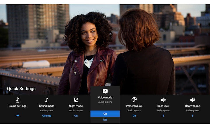 Ảnh chụp màn hình thể hiện bộ phim với phần cài đặt loa thanh trong menu Cài đặt nhanh của BRAVIA