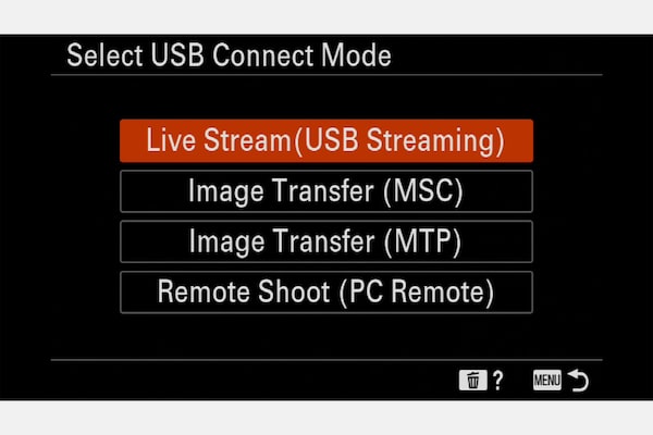 Ảnh một người đang kết nối cáp USB với máy ảnh