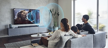 Hình ảnh cặp đôi trong phòng khách xem TV BRAVIA với chi tiết minh họa tính năng Đồng bộ hóa âm thanh tại trung tâm